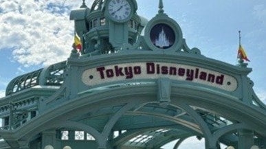〈ディズニーグリーティング問題〉「あの子がいるせいでキャラクターが私の方を見てくれない!」子連れ家族を悩ませる“オタの暗黙ルール”、運営は「しかるべき対応を」
