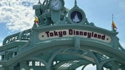 〈ディズニーグリーティング問題〉「あの子がいるせいでキャラクターが私の方を見てくれない！」子連れ家族を悩ませる“オタの暗黙ルール”、運営は「しかるべき対応を」 | 集英社オンライン