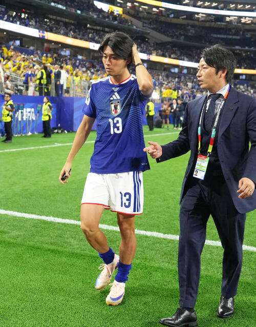 【日本代表】中村敬斗だけバートン主審が〝無視〟で大波紋「他の選手には挨拶を続けたが…」