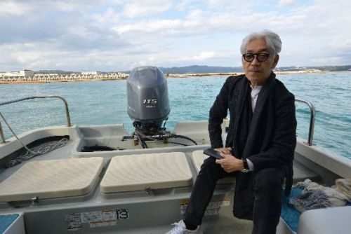 坂本龍一さん「美しい自然を壊してまで造る意義はない」　辺野古新基地建設海域を視察　