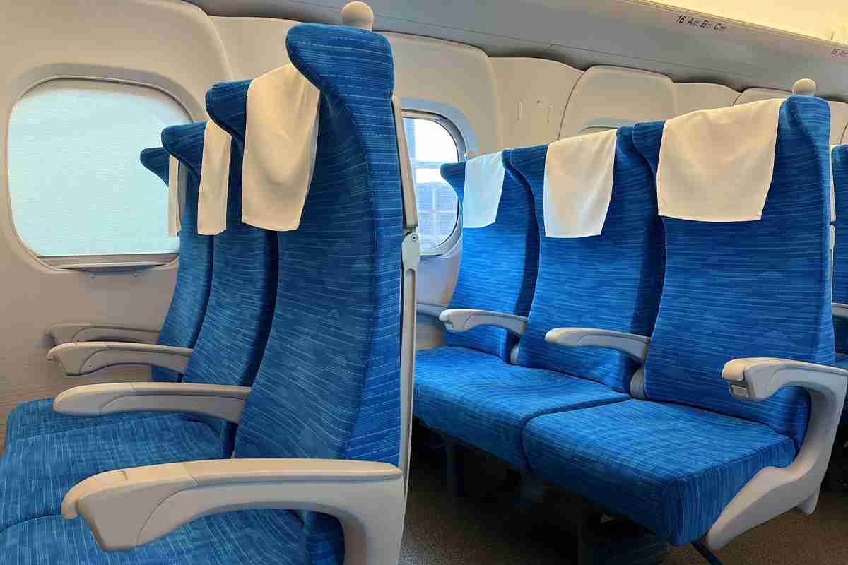 超満員の新幹線でまさかの光景、通路に堂々とシート　乗り合わせた有名人が問題提起「待ってよ。どういうこと？」 | ENCOUNT