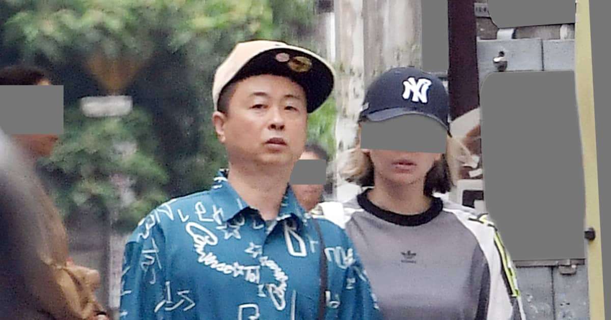 変装なしで商店街を堂々と…！『次長課長』河本準一「再起を支える新恋人」との手つなぎデート写真 | FRIDAYデジタル