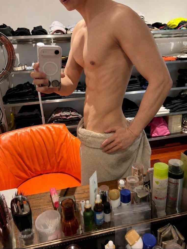 【 GACKT 】「53歳。まあ、こんな感じ。」衝撃の肉体美を披露!「生きている彫刻みたいです。眩しい」