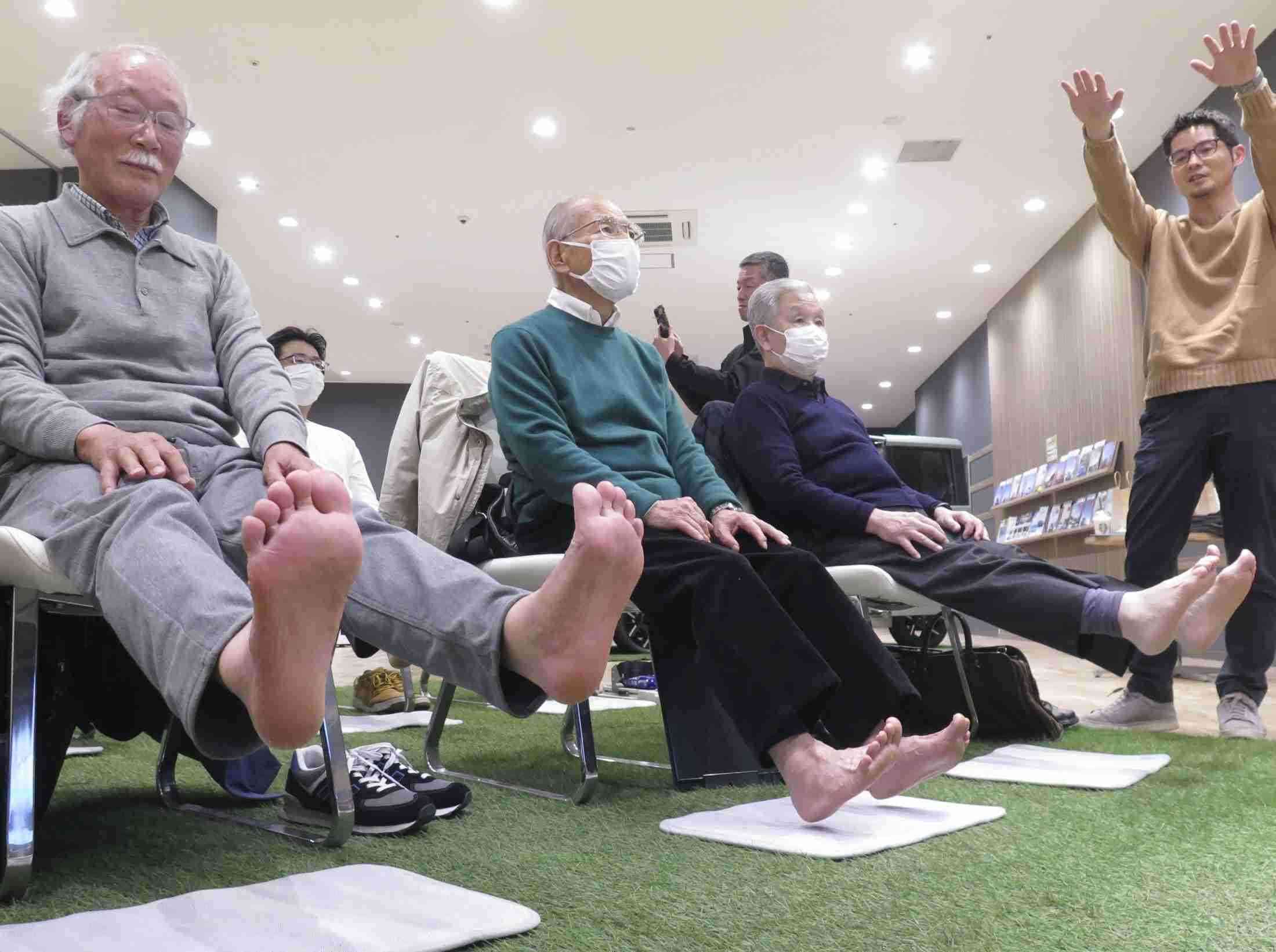 25年の平均寿命、延びる　女87.33歳、男81.35歳