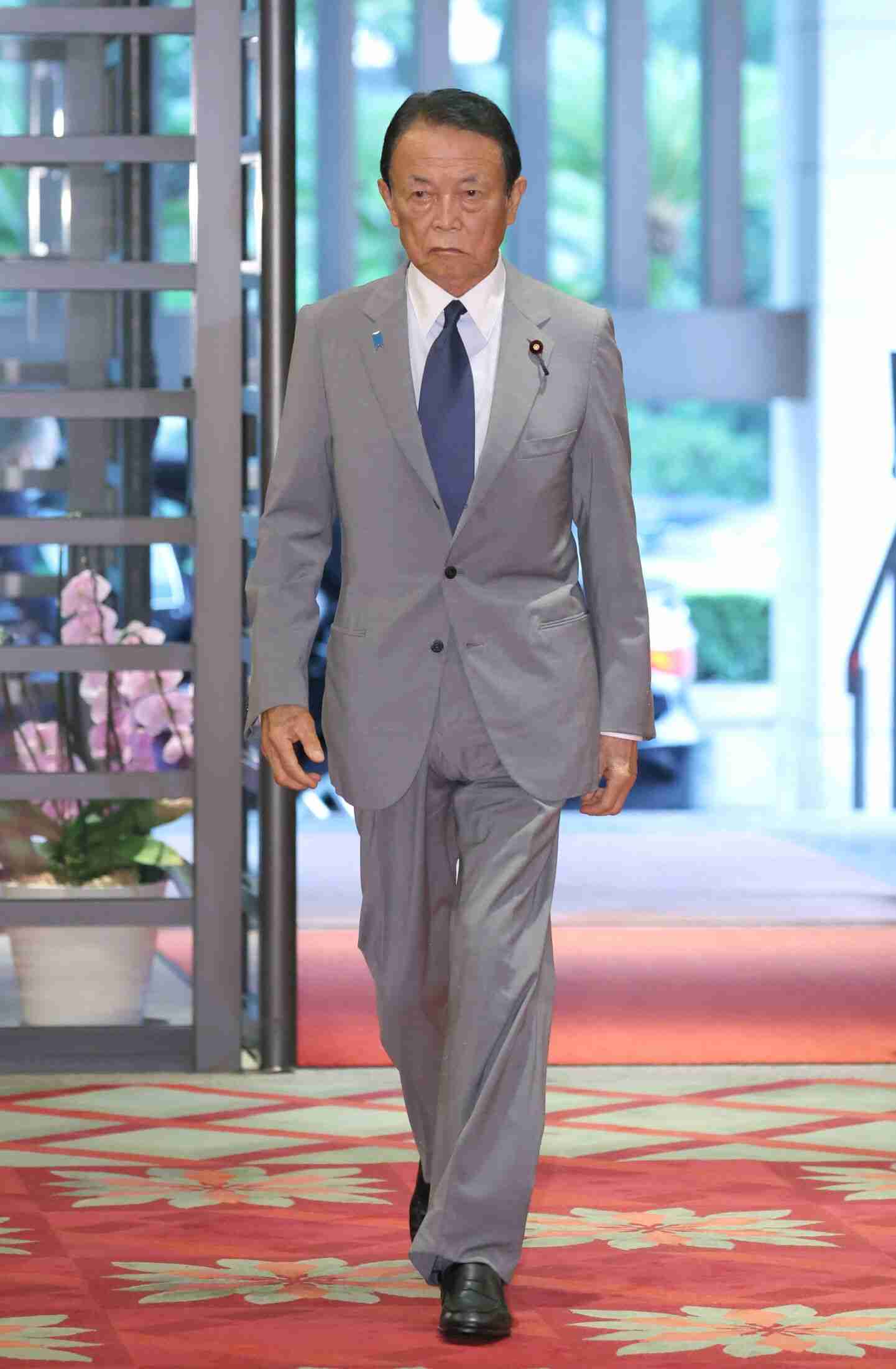 愛子さま人気への恐れと“麻生太郎の野望”…皇室典範改正のドタバタ劇で“読売”が最後に激怒した法改正の核心（文春オンライン） - Yahoo!ニュース