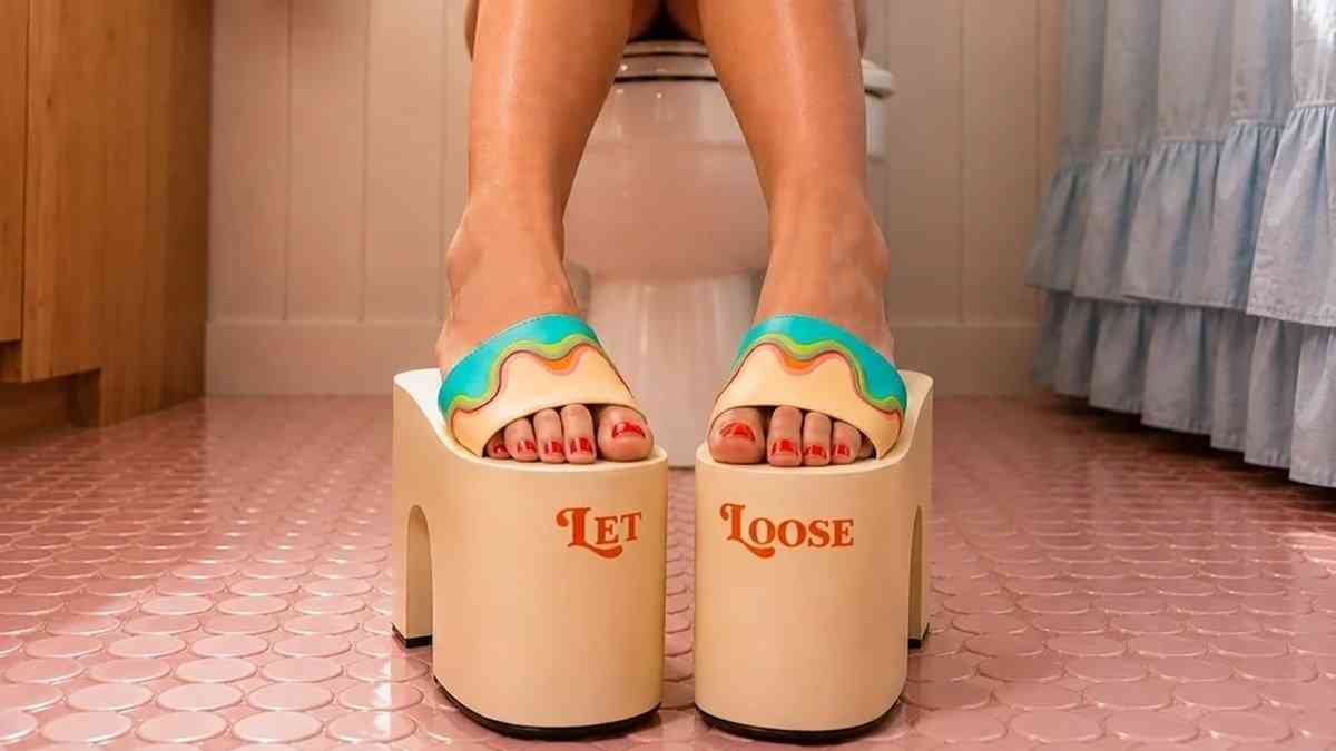 トイレ専用の厚底サンダルが登場！姿勢を改善し快便を促す | カラパイア
