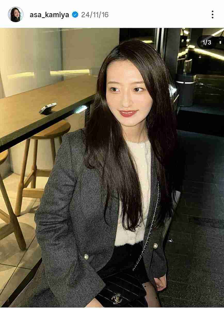 ミス東大の人気モデル神谷明采、ナイトプールを満喫「透明感がスゴイ」「美しすぎる」
