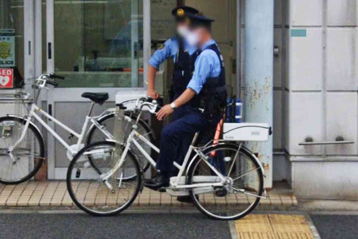 警察官がチャリで歩道走行するの違反じゃない？ 「緊急車両」に該当するの？ 街中で見かける光景、疑問の答えは？ | くるまのニュース