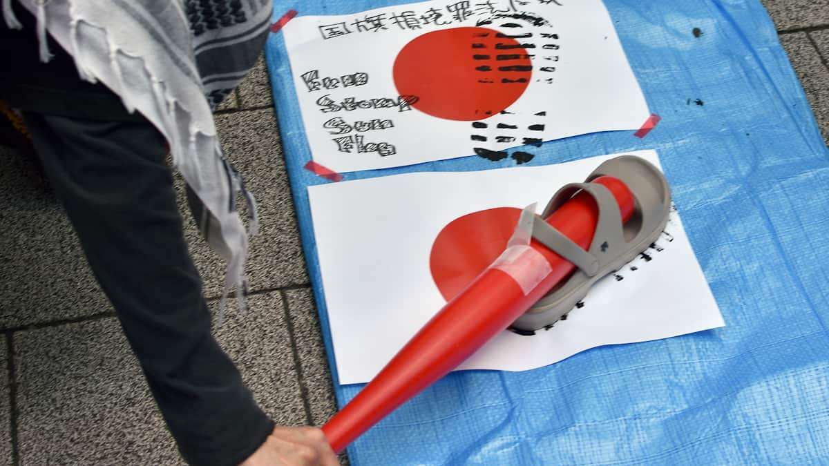 反差別活動家が「国旗損壊」パフォーマンス　共産党に暴力連想と否定された「射的」も継続