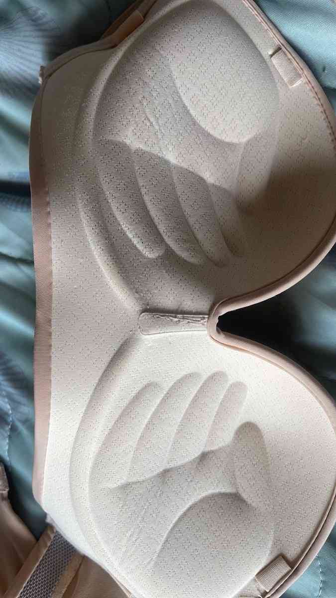 ブラジャー買ったら内側が「手形」になっててキモすぎる→ブラのデザインとして割と良くあるが、一体何のために?と疑問に思う人が多いみたい