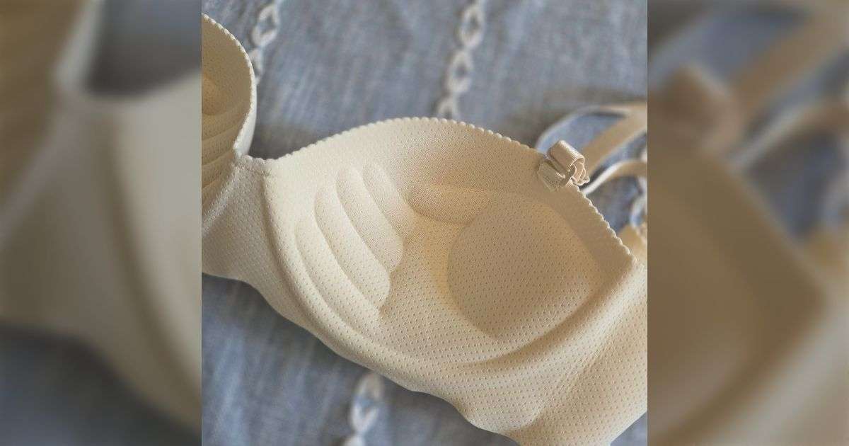 ブラジャー買ったら内側が「手形」になっててキモすぎる→ブラのデザインとして割と良くあるが、一体何のために？と疑問に思う人が多いみたい - Togetter
