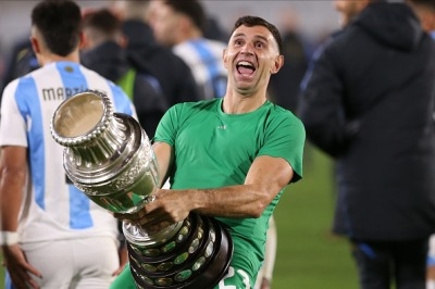 スペインVSアルゼンチン、試合終了後に一触即発の事態 パレデスが暴力行為で一発退場に