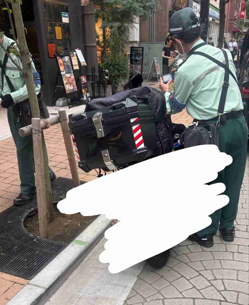 麻布、フードデリバリーの配達員が立ち去った直後に駐車監視員がステッカーを貼り付けていて怖い「その日の売上の半分くらいは飛んでしまう」