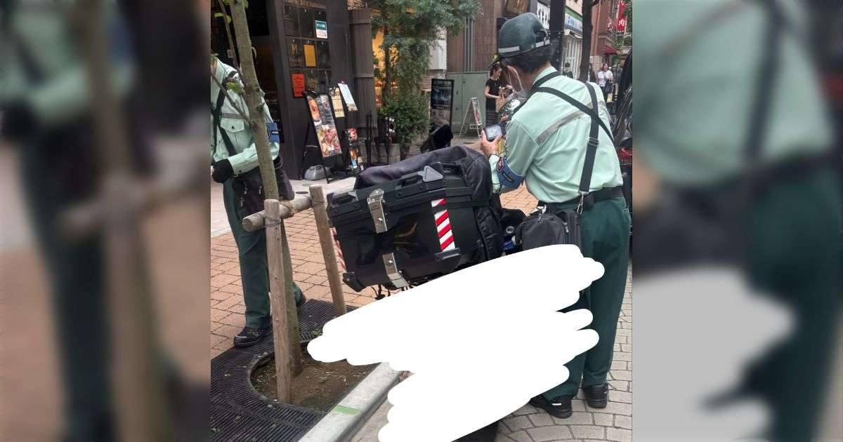 麻布、フードデリバリーの配達員が立ち去った直後に駐車監視員がステッカーを貼り付けていて怖い「その日の売上の半分くらいは飛んでしまう」 - Togetter