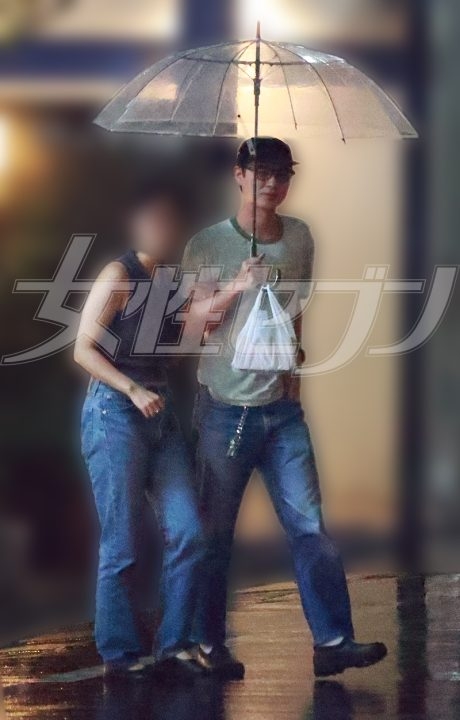 《3年で35本以上の作品に出演》最旬俳優・戸塚純貴、”すでに同棲状態”恋人と居酒屋デート、変装なしで自然体の2ショット