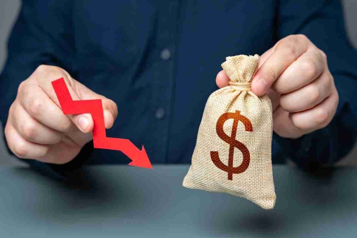 NISAで毎月「10万円」積み立てていますが、相場が下がって不安です。もしも大暴落した場合、補償や税金の控除はあるのでしょうか？