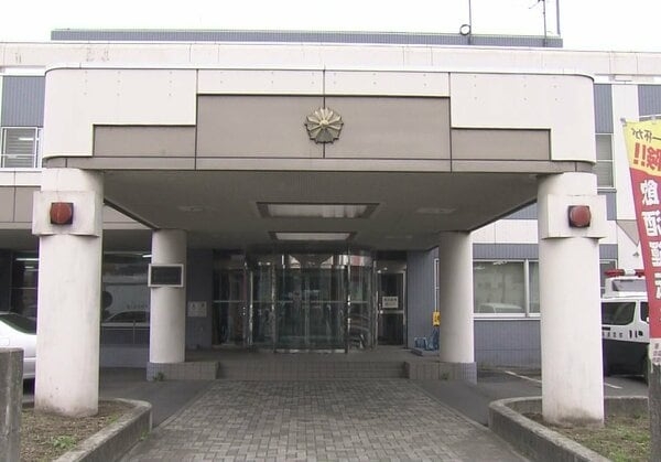 かわいい孫の頭を”足蹴り”被害者は8歳の男子小学生「孫の頭を蹴りました」47歳祖父を現行犯逮捕―妻や娘などの目の前で…〈北海道苫小牧市〉｜FNNプライムオンライン