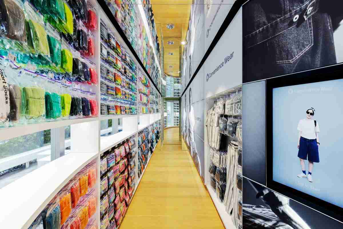 「次世代のコンビニ」は定着するか？　ファミマ初の旗艦店が挑む新戦略　試着室・カフェスタンドも導入