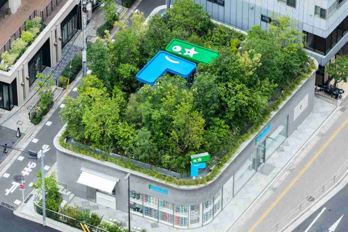 「次世代のコンビニ」は定着するか？　ファミマ初の旗艦店が挑む新戦略　試着室・カフェスタンドも導入