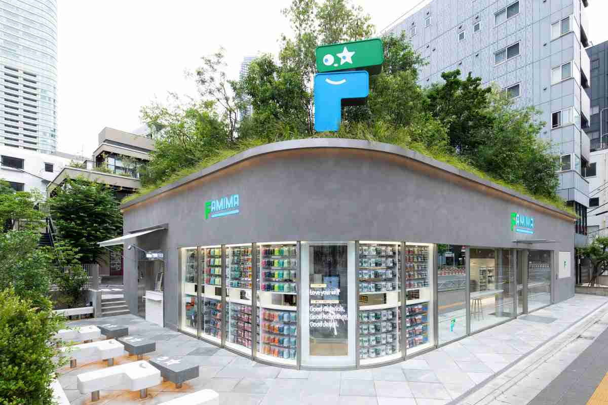 「次世代のコンビニ」は定着するか？　ファミマ初の旗艦店が挑む新戦略　試着室・カフェスタンドも導入