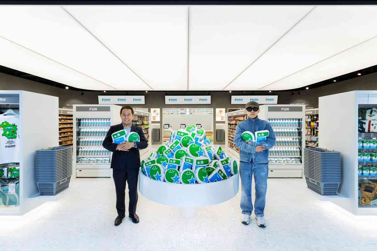「次世代のコンビニ」は定着するか？　ファミマ初の旗艦店が挑む新戦略　試着室・カフェスタンドも導入