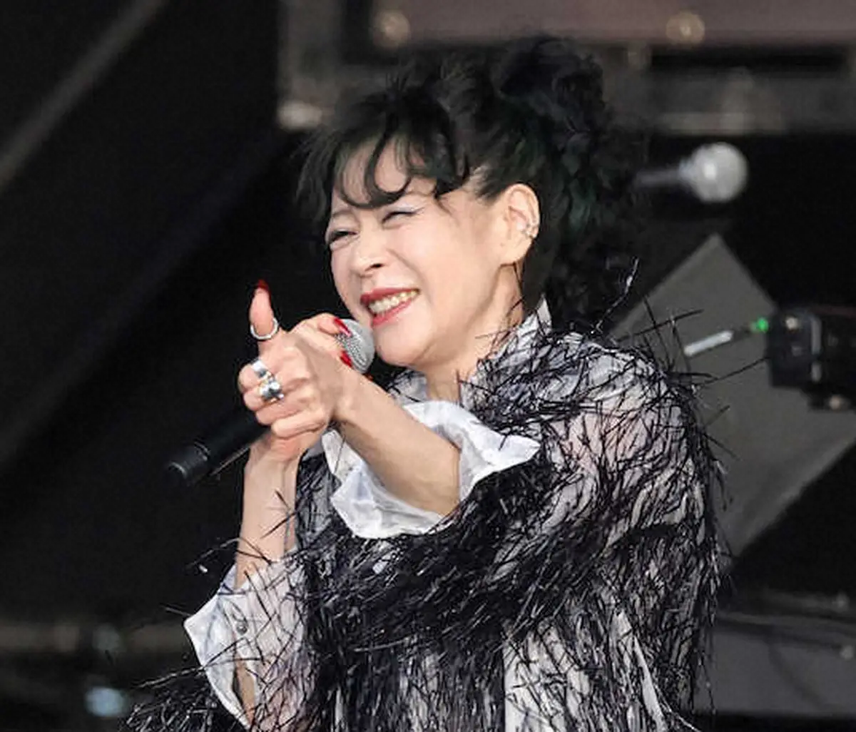 【記事全文】中森明菜　30年ぶりMステで「緊張」生歌唱　マイク持つ手震えるもハスキーな歌声健在　ファン「感無量」 - スポニチ Sponichi Annex 芸能