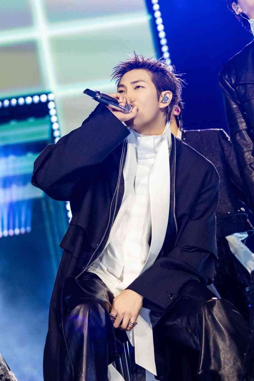 BTSのRM、日本の禁煙区域で喫煙の疑い…「吸い殻を路上にポイ捨て」