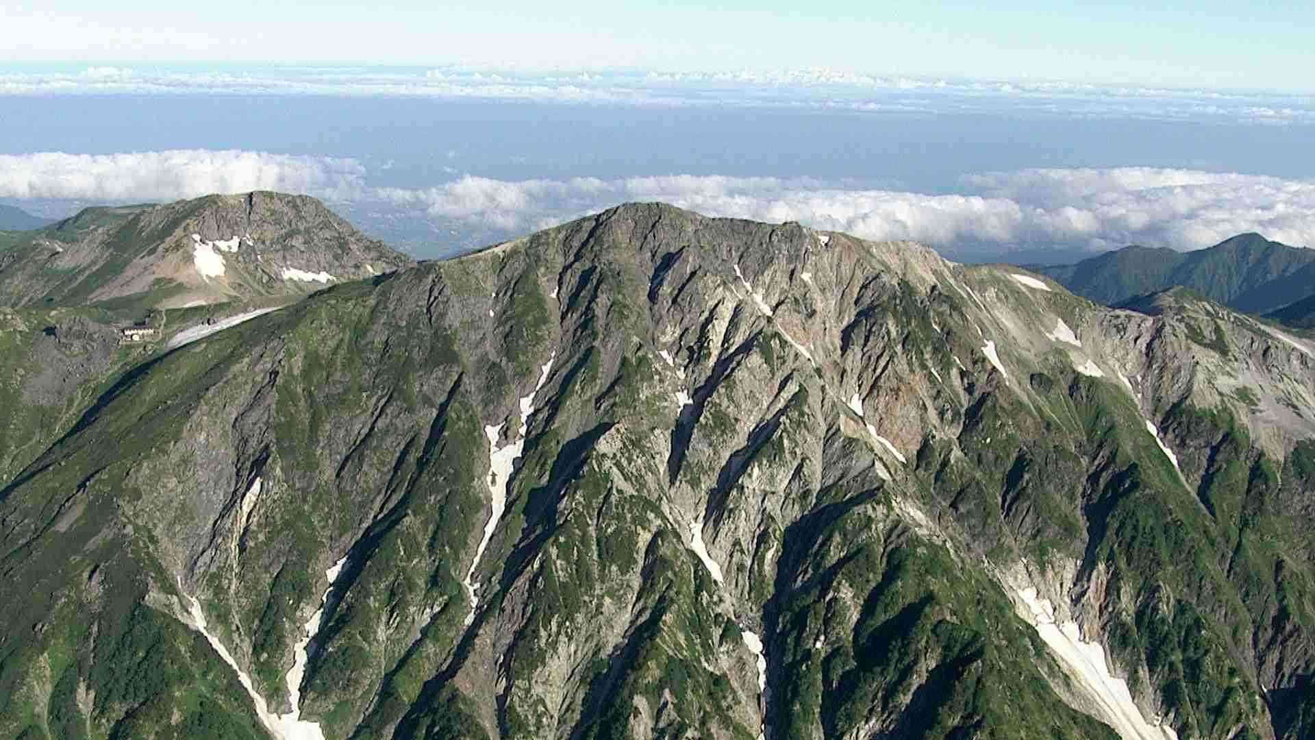 行きと帰りで2度遭難　東京の68歳男性「30日にも救助してもらったが、本日下山中転倒して行動できなくなった」　北アルプス白馬岳で救助隊が背負って下山