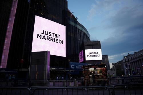 テイラー・スウィフト、約1000人招待の結婚パーティー開催　ニューヨークの電光掲示板に「JUST＆T MARRIED！」