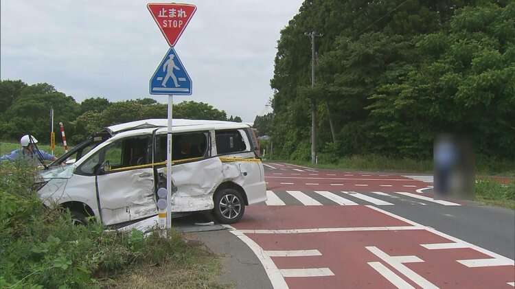 0歳の乳児は意識不明の重体　乳児1人含む3人が病院搬送の事故「生きろ生きろ生きろ生きろって」乳児を救出した人　交差点でトラックと乗用車が衝突　乗用車の側面ぐっしゃり…　青森県三沢市