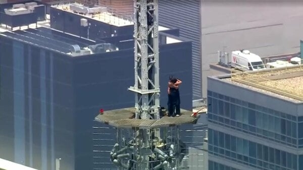 ニューヨークのエンパイアステートビル最上部に無断で登った男女2人拘束　地上443メートルで横断幕掲げプロポーズ｜FNNプライムオンライン