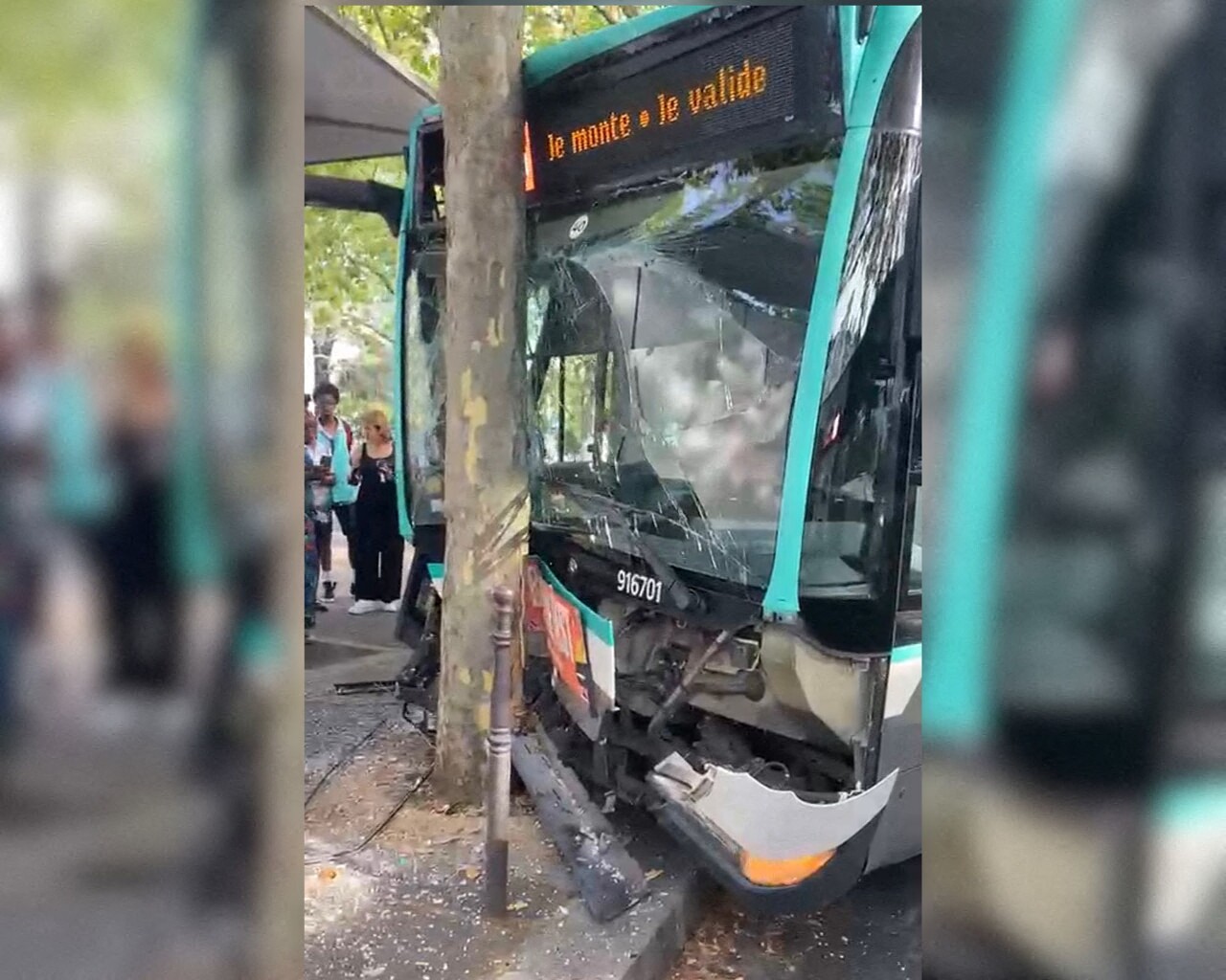 En pleine canicule à Paris, un chauffeur de bus fait un malaise au volant et finit sa course contre un arbre