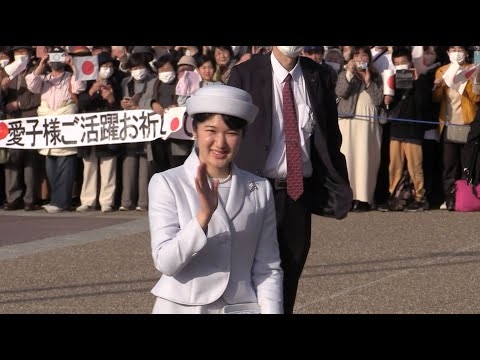 愛子さま   橿原神宮前駅   駅構内でも大勢の人がお見送り   2024.3.27  奈良・神武天皇陵参拝後