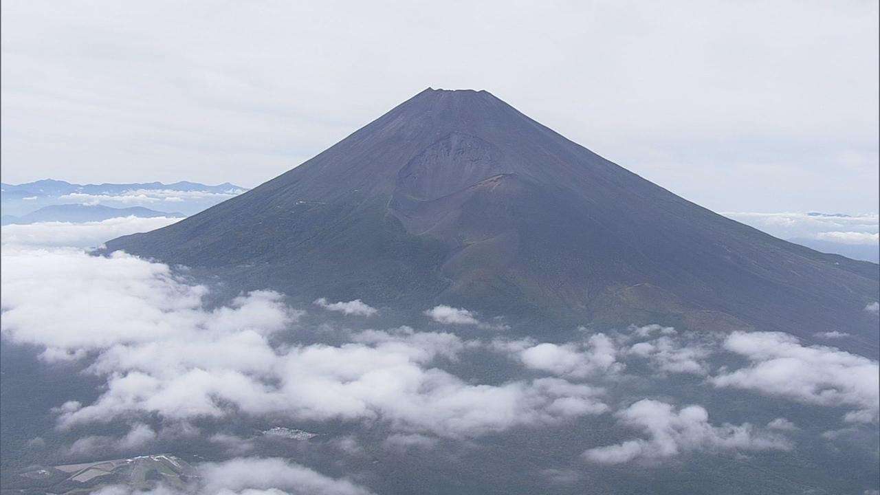 「心が折れた」アイルランド人の17歳少年が富士山で転倒し負傷　警察官らが交代で少年を背負い下山 - LOOK 静岡朝日テレビ