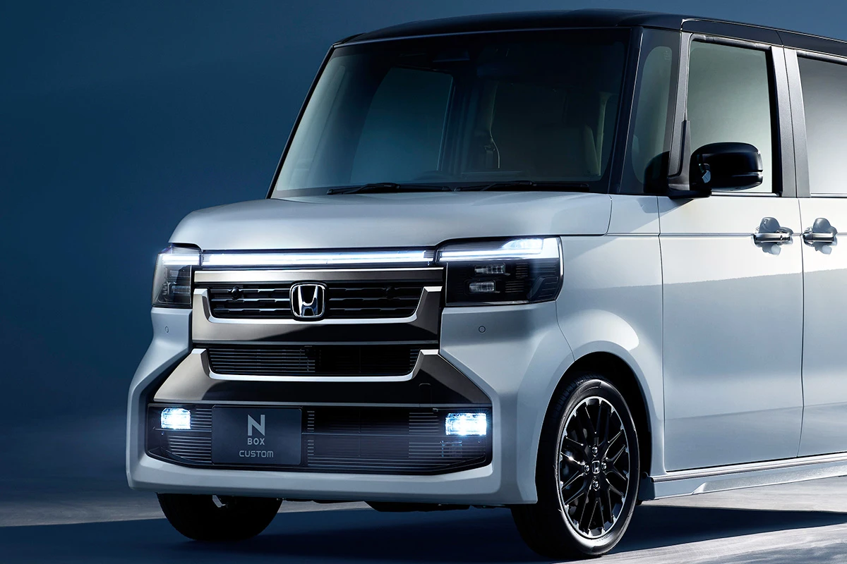 【なぜ「オラオラ顔」は増える？】新型「N-BOX」に見るホンダの狙いと市場のギャップ。日本で「メッキグリル」が支持される理由