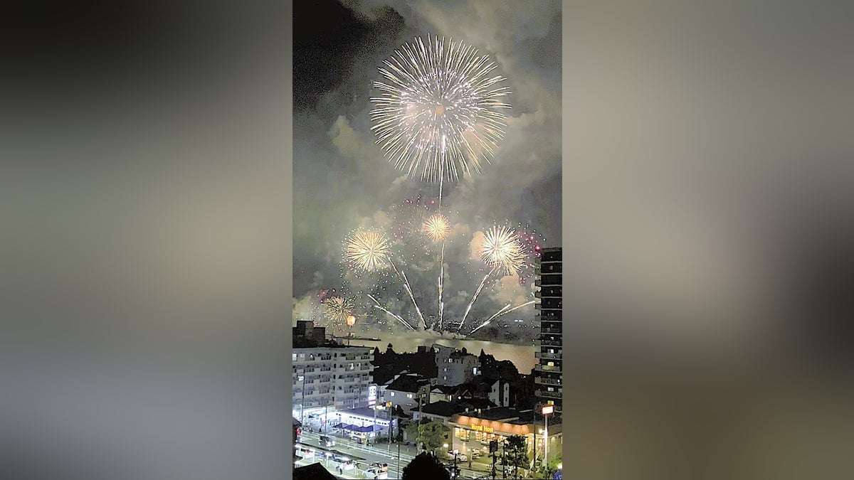 びわ湖花火の有料ゾーン、高さ４ｍの目隠しフェンスは今年も設置「混雑は緩和できた」…収容人数は過去最大 : 読売新聞