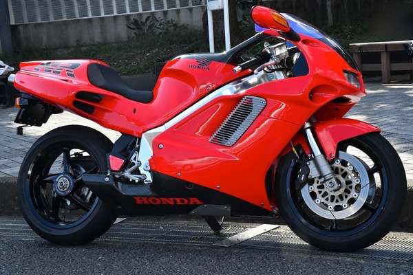 バブル直後、520万円で発売された伝説のバイクに出会った…知る人ぞ知る「ホンダNR」とは | レスポンス（Response.jp）