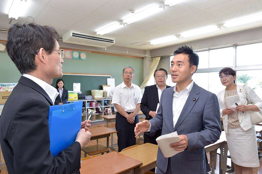 小・中学校にエアコン設置 | 写真で読む公明党の55年