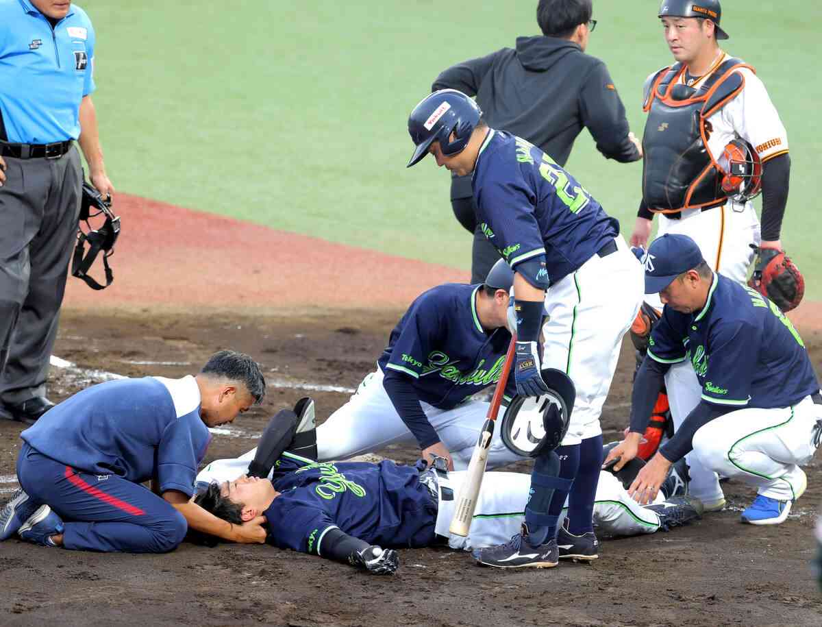 【ヤクルト】ドラ１松下歩叶は「頭部打撲」　頭部死球を受け救急車で搬送も再び球場に戻る　（スポーツ報知） - Yahoo!ニュース