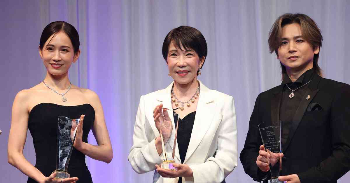 高市首相にジュエリーベストドレッサー賞特別賞　国会緊迫の中 | 毎日新聞
