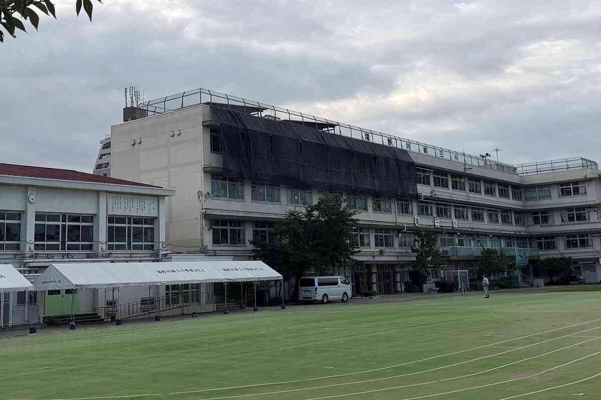 プールの水の止め忘れは“自腹”なのに…同じ過失でも学校で自分の洗濯物を乾かして火事を起こした非常識な教師が「損害賠償責任を問われないカラクリ」 | デイリー新潮