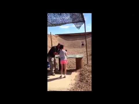 9歳少女がサブマシンガン誤射、射撃場の教官死亡 米国　9 year old kills shooting instructor in Arizona