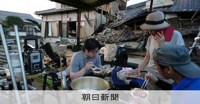 崩壊したわが家で夕食　熊本県氷川町の男性、避難所で暮らさない理由 [熊本県] [2026年熊本地震]：朝日新聞