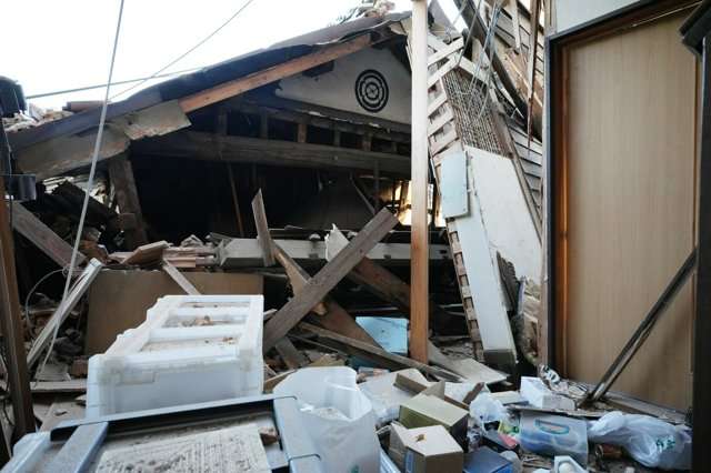 崩壊したわが家で夕食 熊本県氷川町の男性、避難所で暮らさない理由