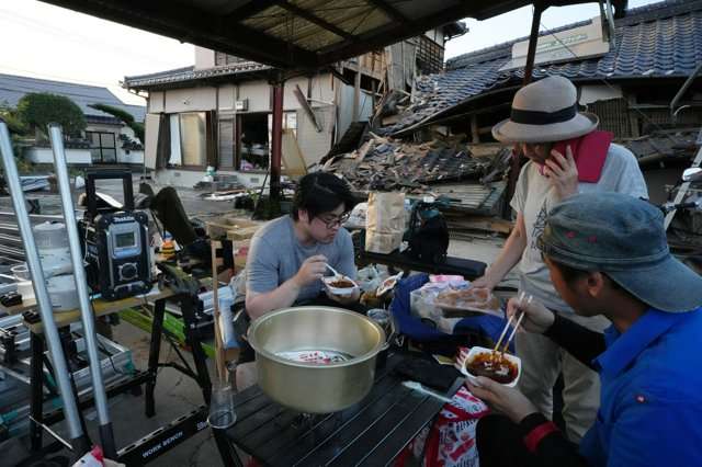 崩壊したわが家で夕食 熊本県氷川町の男性、避難所で暮らさない理由