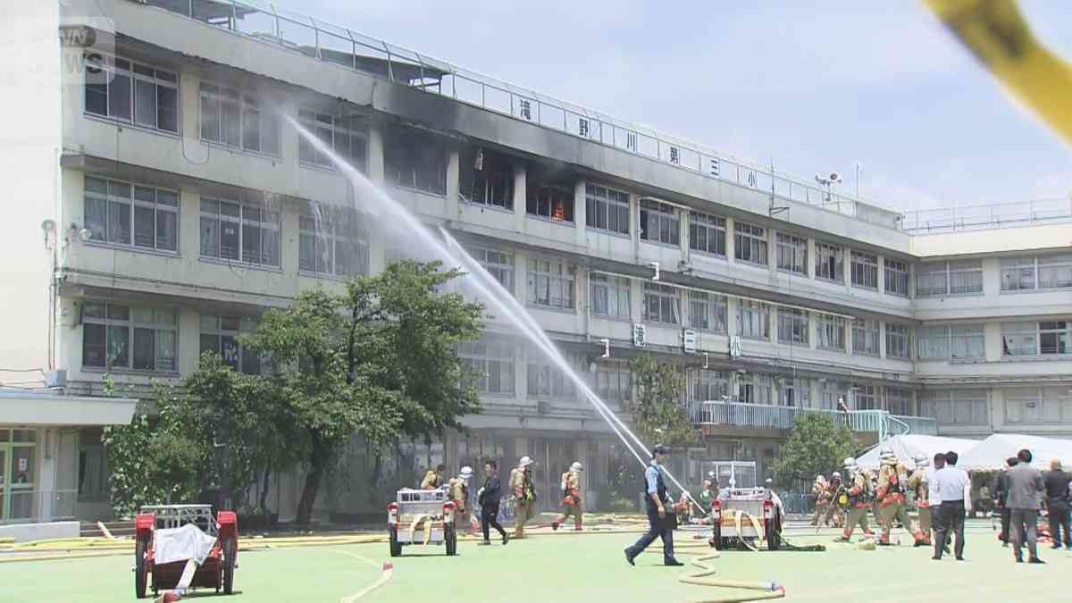 「私服干したのは不適切」保護者説明会で校長謝罪　教師6時出勤に疑問の声