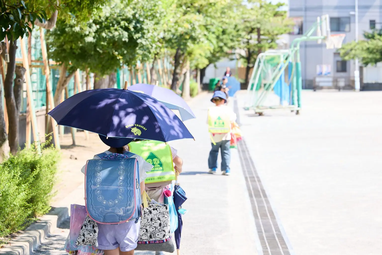 「日傘をさす小学生」が急増中。酷暑から我が子を守る新たな選択肢に親からは賛否の声