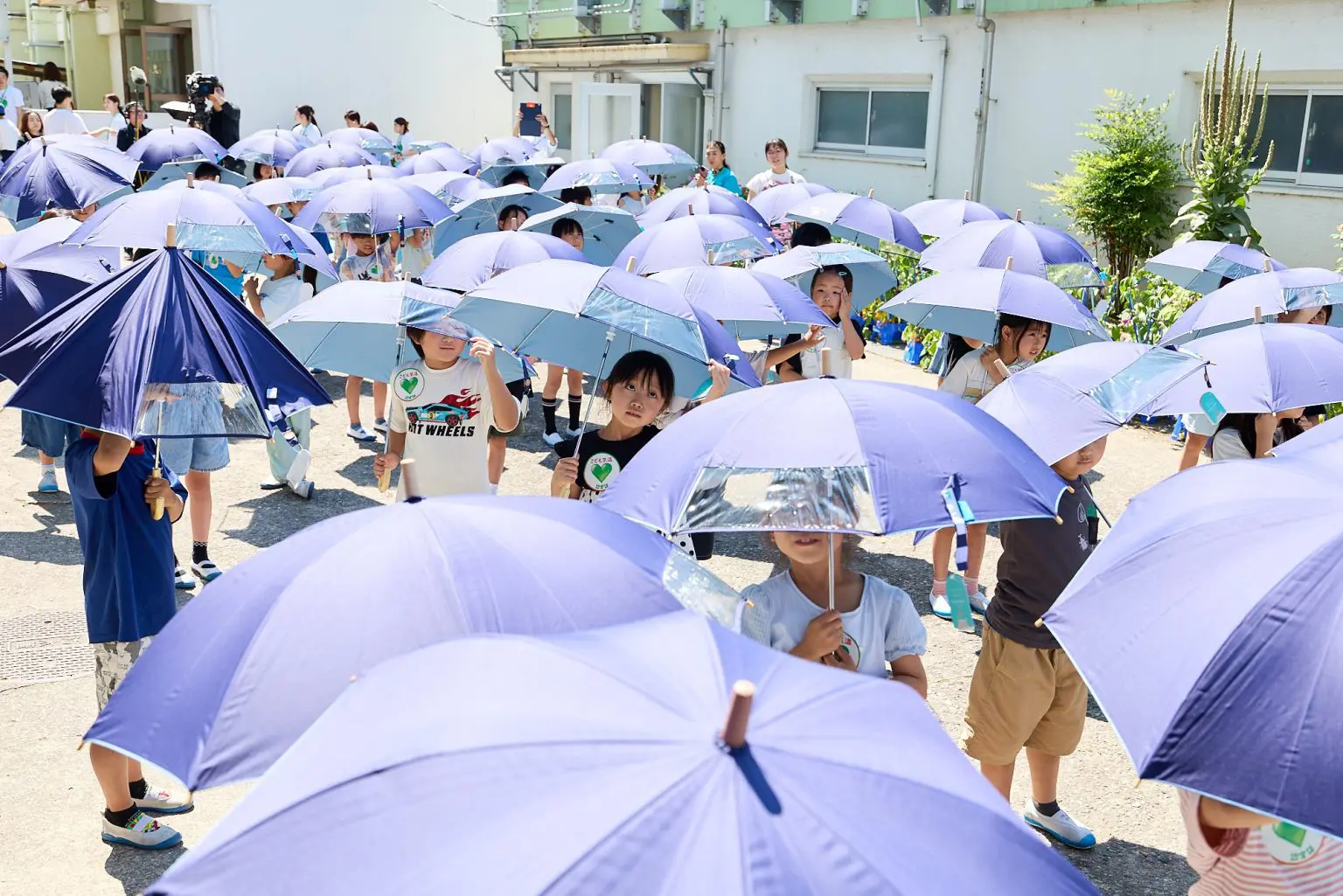 「日傘をさす小学生」が急増中。酷暑から我が子を守る新たな選択肢に親からは賛否の声