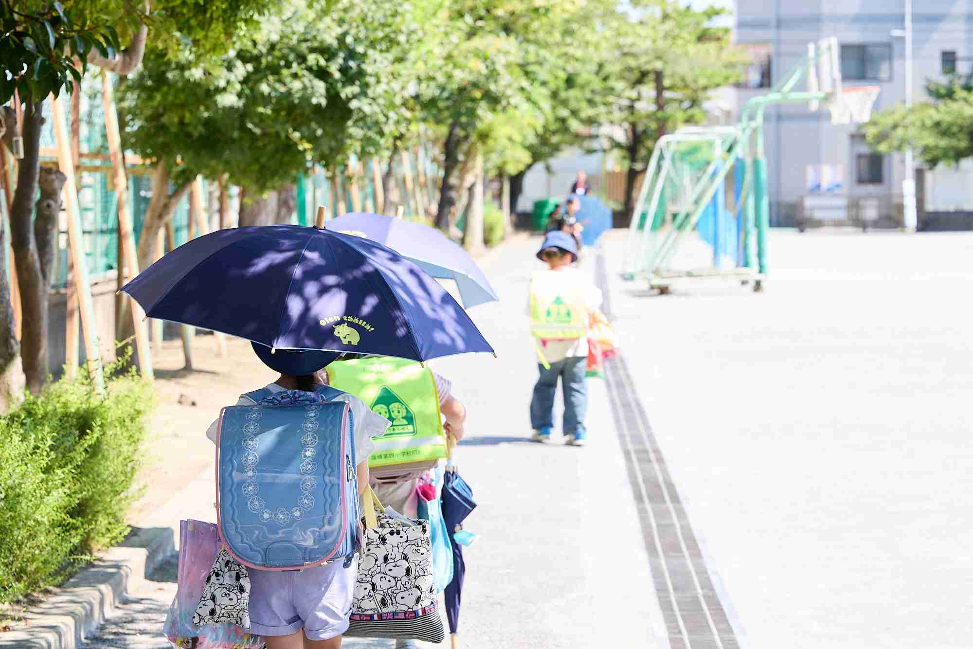 「日傘をさす小学生」が急増中。酷暑から我が子を守る新たな選択肢に親からは賛否の声 | 女子SPA！
