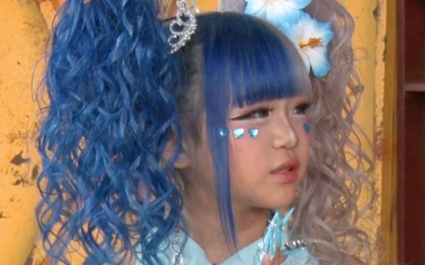 青髪の小学生ギャル(9)、学校側の特別対応明かす「プールに入ると塩素で髪の色が落ちちゃうから…」